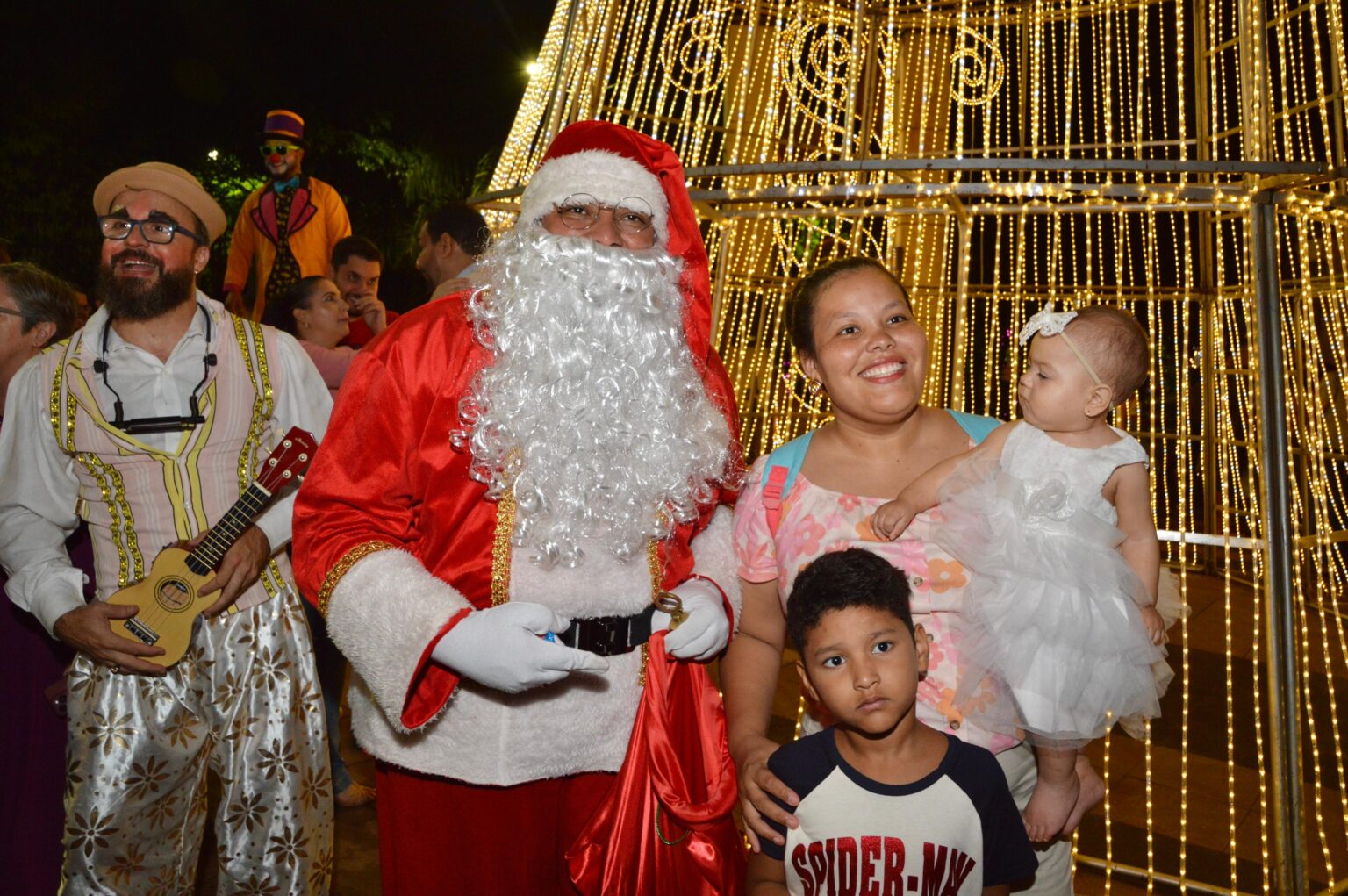 Campo Grande ilumina a 14 de Julho e abre programação festiva que terá Cidade do Natal com Parada e as Renas e muita diversão