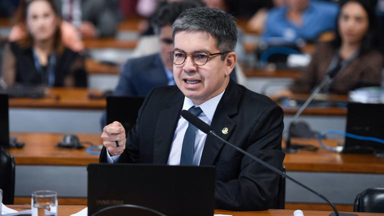 Randolfe Rodrigues retira projeto que altera votação ao Senado Federal